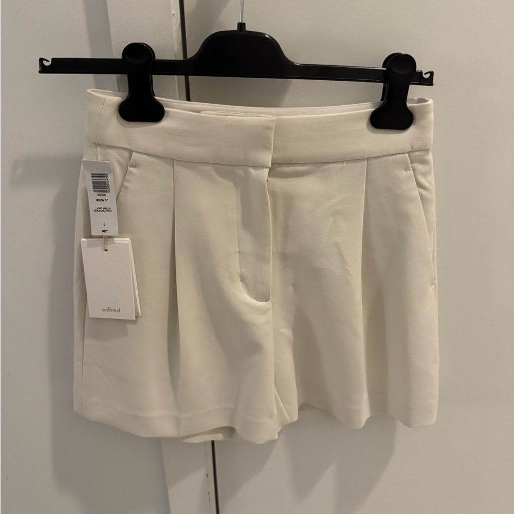 Aritzia Ibiza 5 in shorts light birch NWT